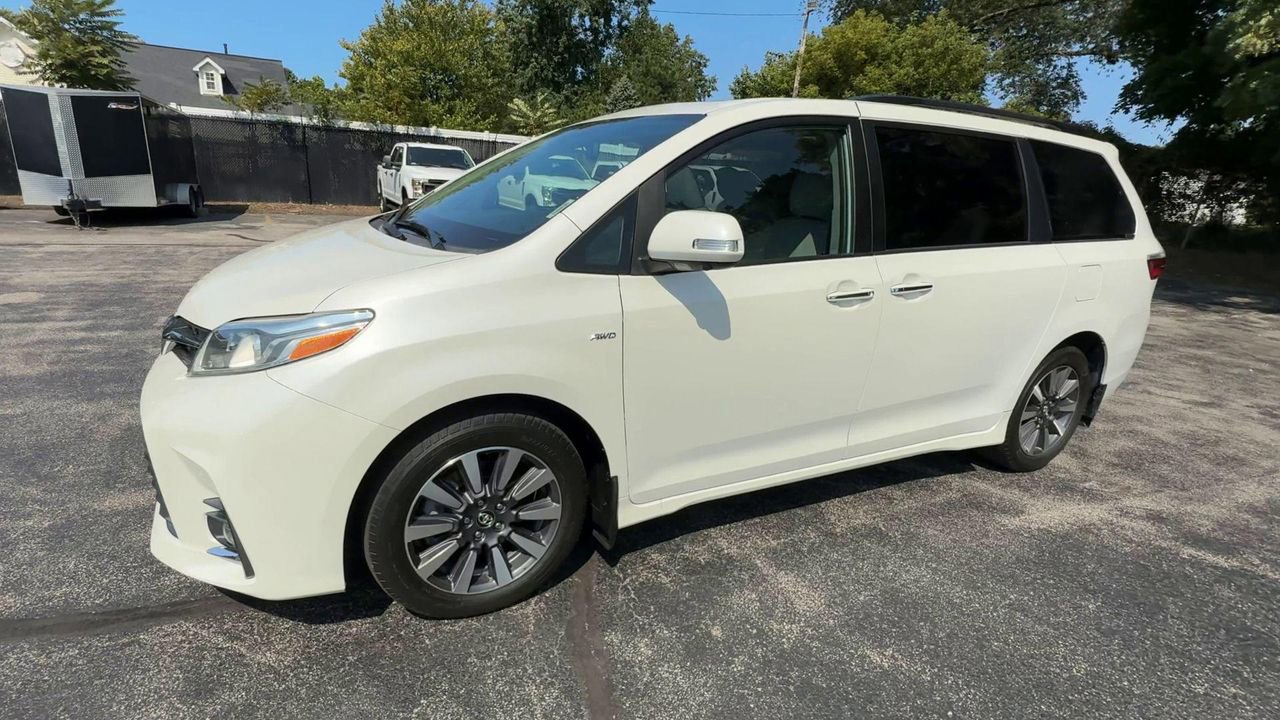 2019 Toyota Sienna XLE photo 4
