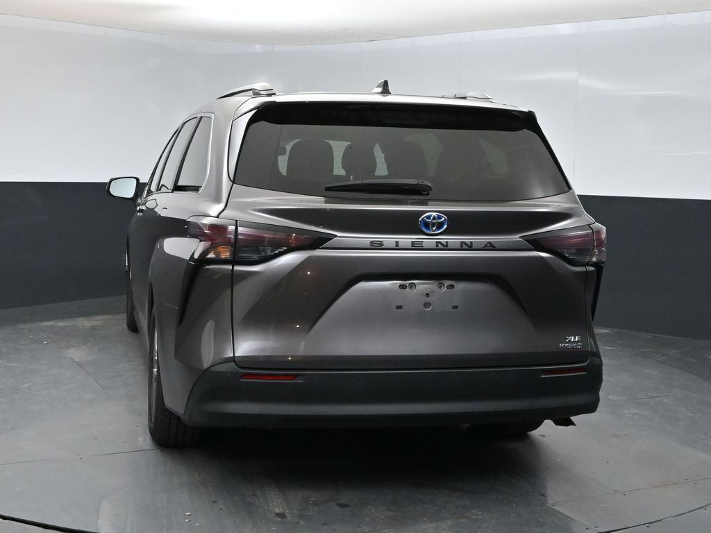 2024 Toyota Sienna XLE photo 3