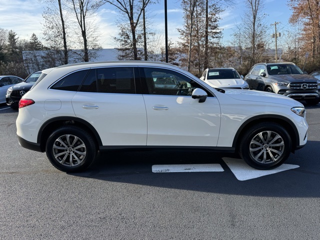 2025 Mercedes Benz GLC 300 4MATIC photo 2