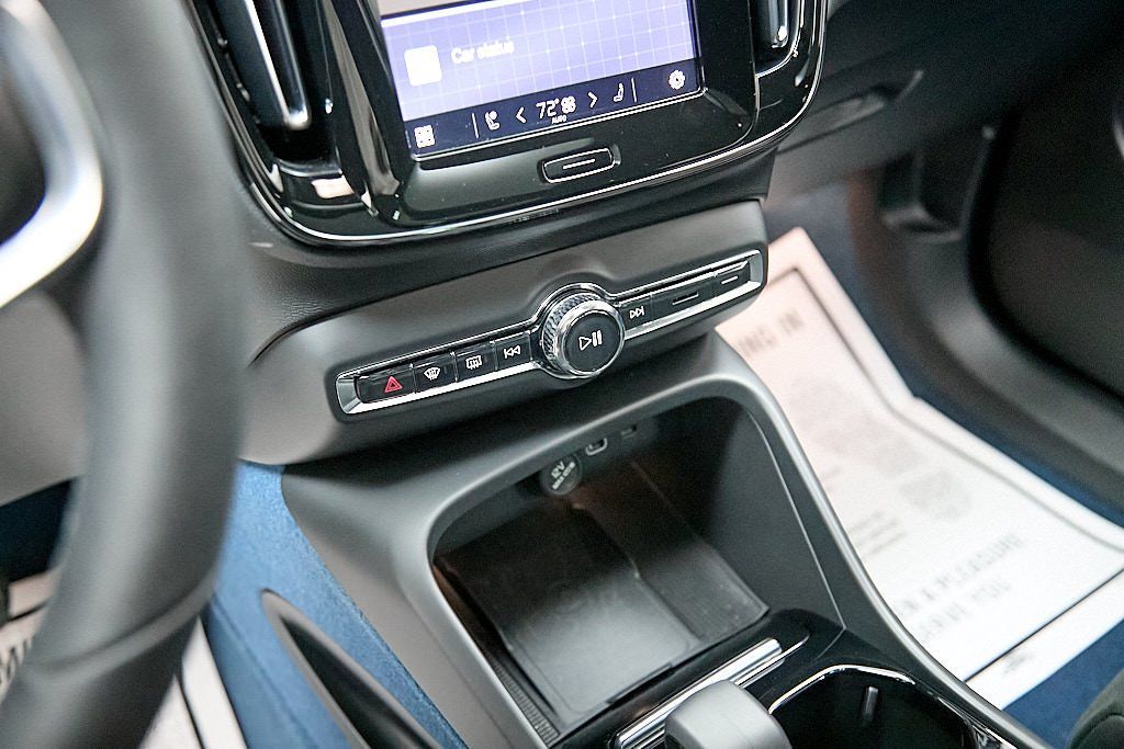 2023 VOLVO XC40 - Image 17