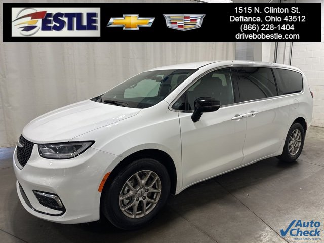 2025 Chrysler Pacifica Select's photo