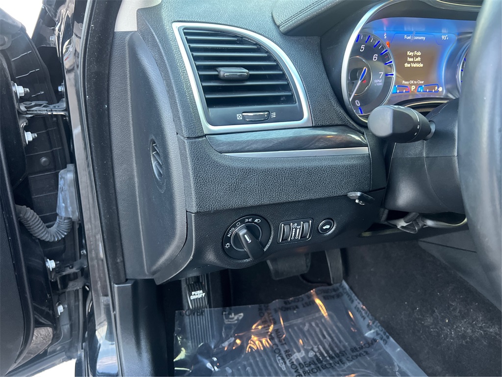 2020 Chrysler 300 Touring photo 17