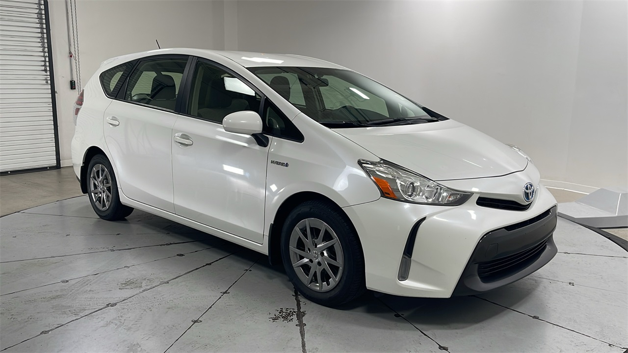 2017 Toyota Prius V Five photo 3