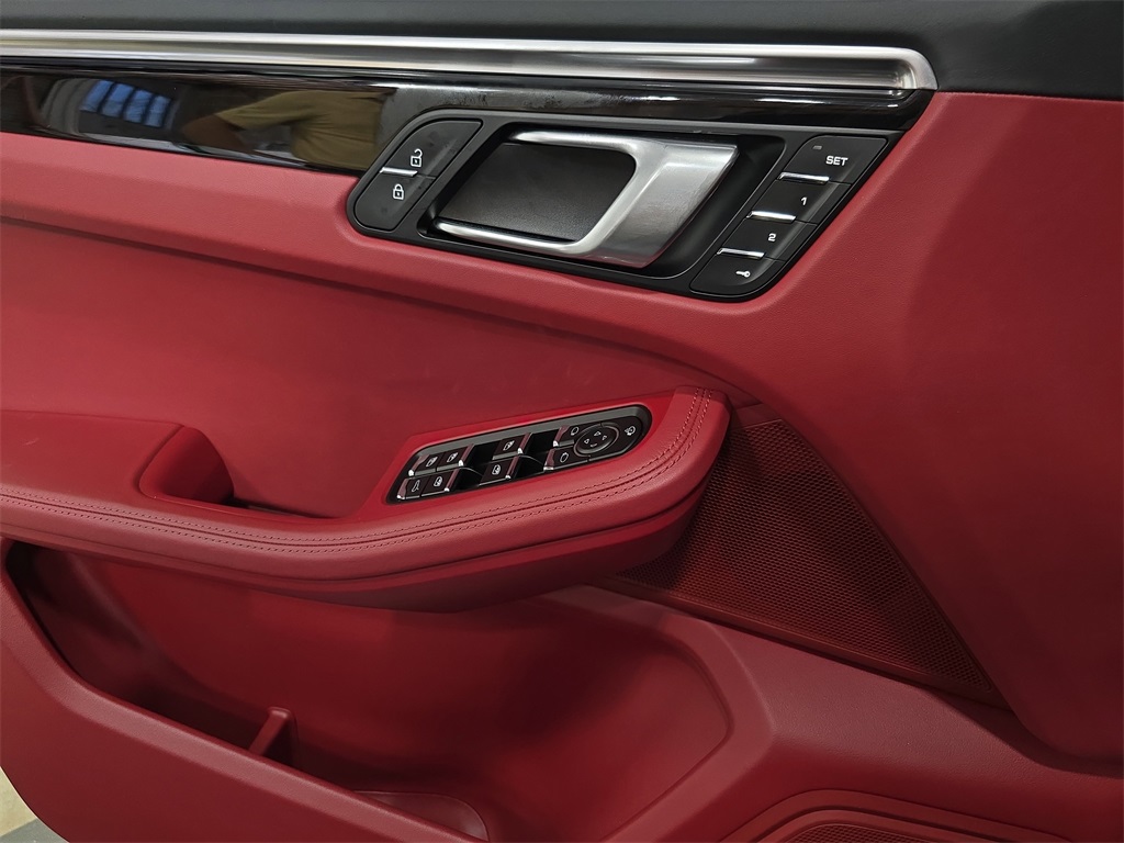 2023 Porsche Macan T photo 20