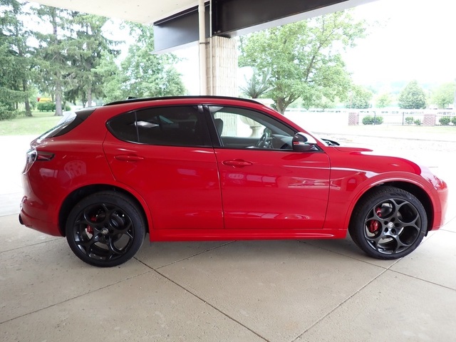 2025 Alfa Romeo Stelvio Tributo Italiano photo 7