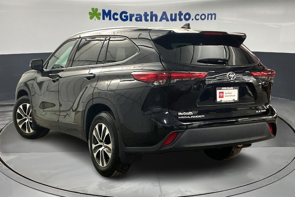 2022 Toyota Highlander XLE photo 2