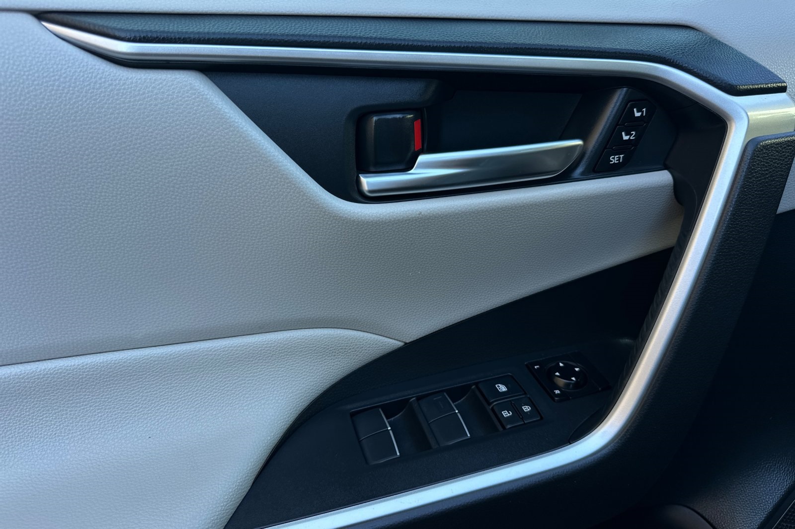 2020 Toyota RAV4 XLE Premium photo 9