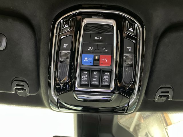2022 Jeep Grand Wagoneer III photo 24