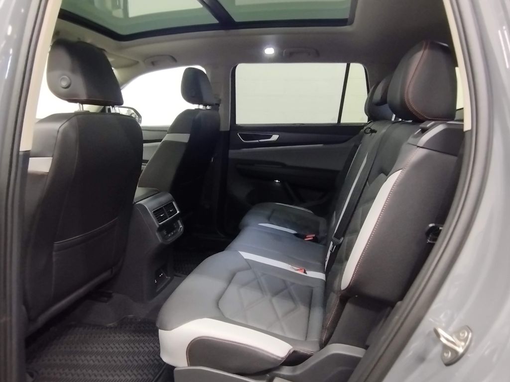 2025 Volkswagen Atlas Peak Edition SE photo 22