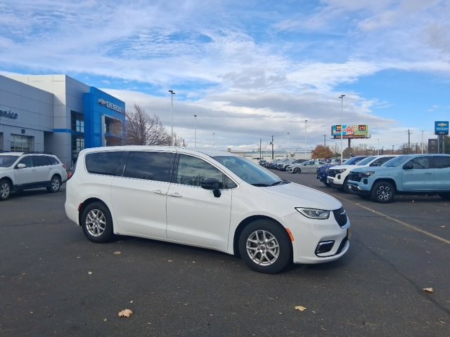 2024 Chrysler Pacifica Touring L's photo