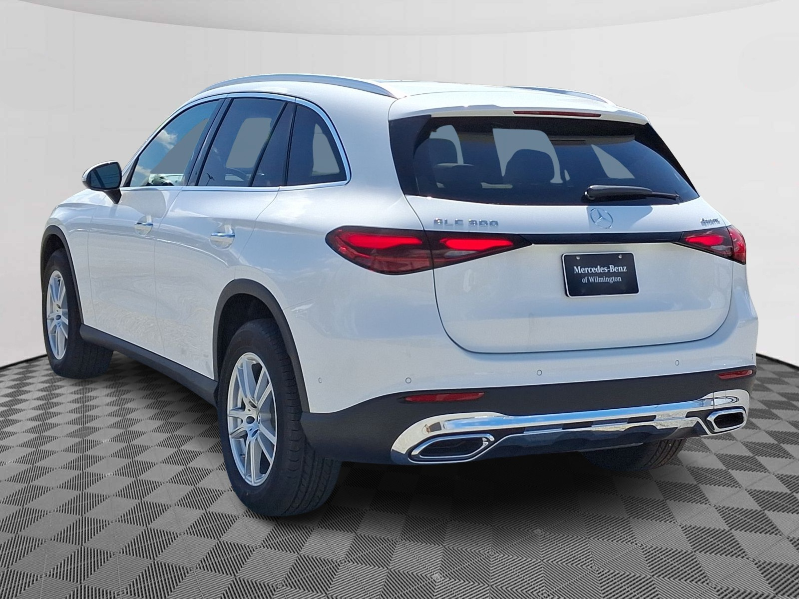 2025 Mercedes Benz GLC 300 4MATIC photo 3