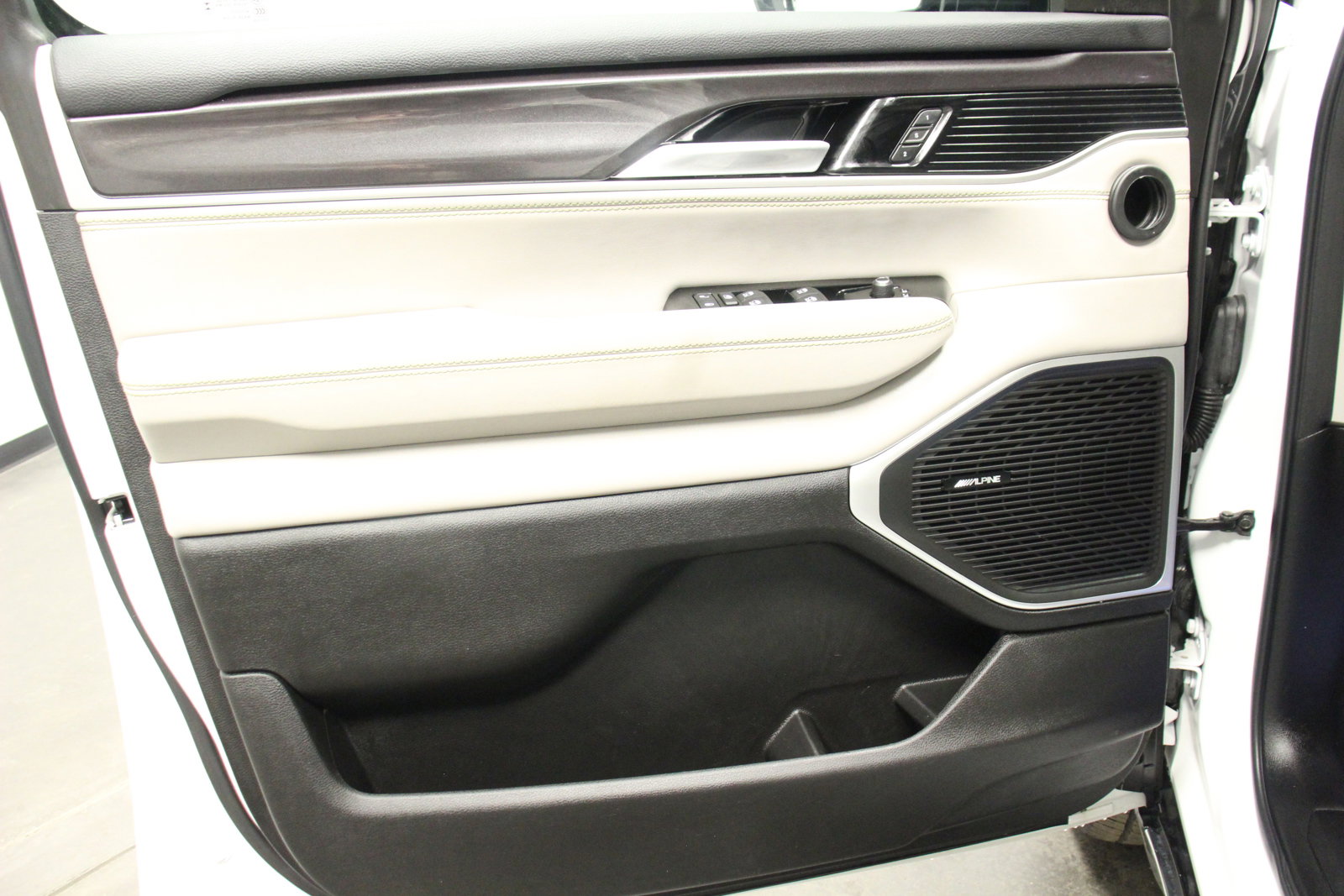 2024 Jeep Wagoneer Base photo 14