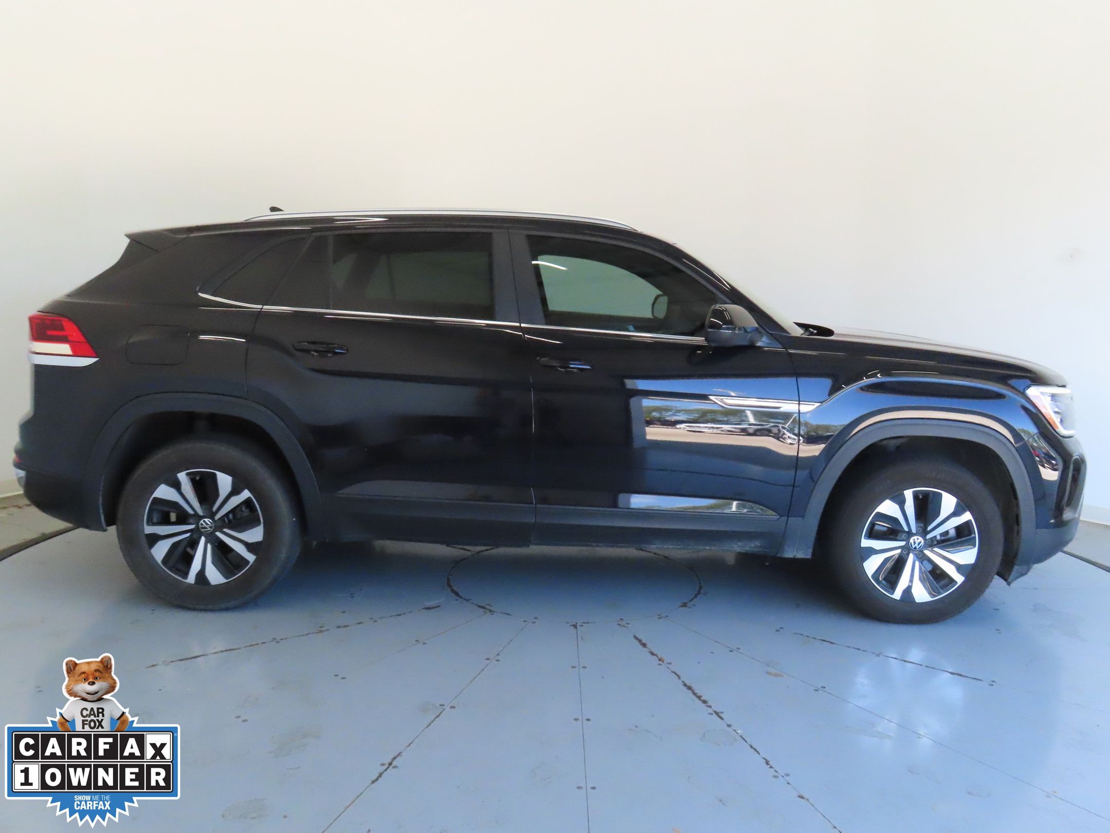 2024 Volkswagen Atlas Cross Sport SE photo 2