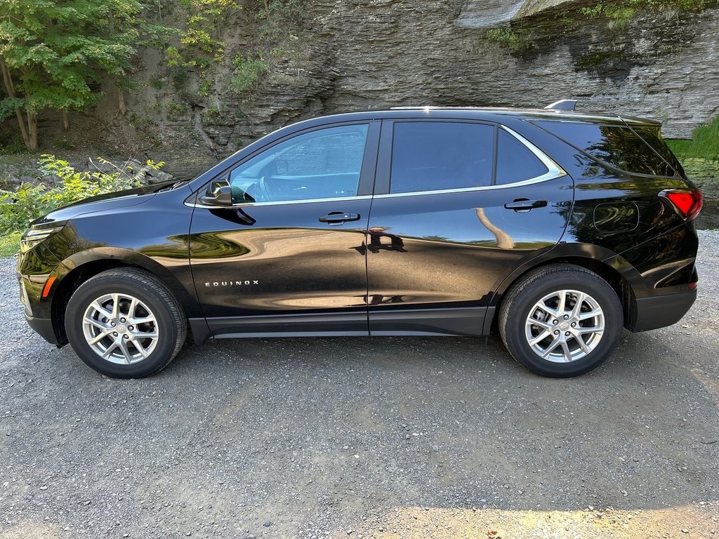 2022 Chevrolet Equinox LT photo 2