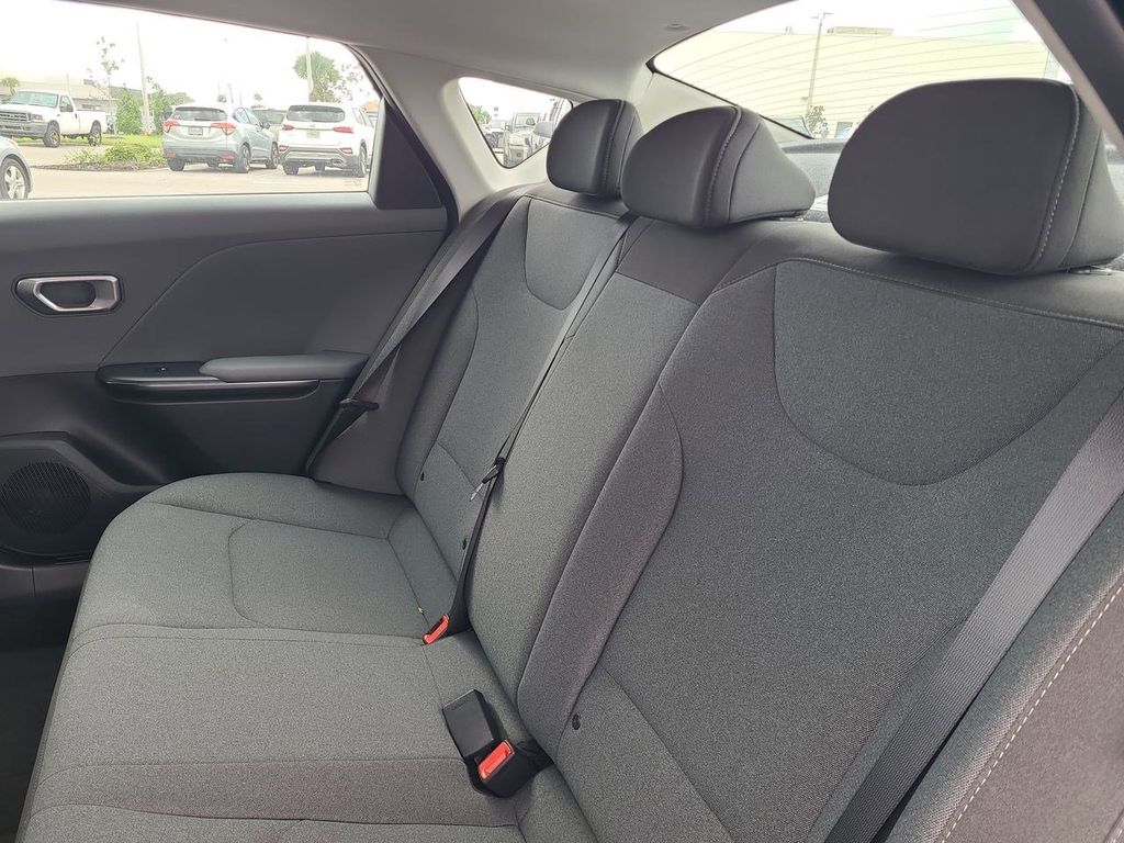 2025 Kia K4 LXS photo 13