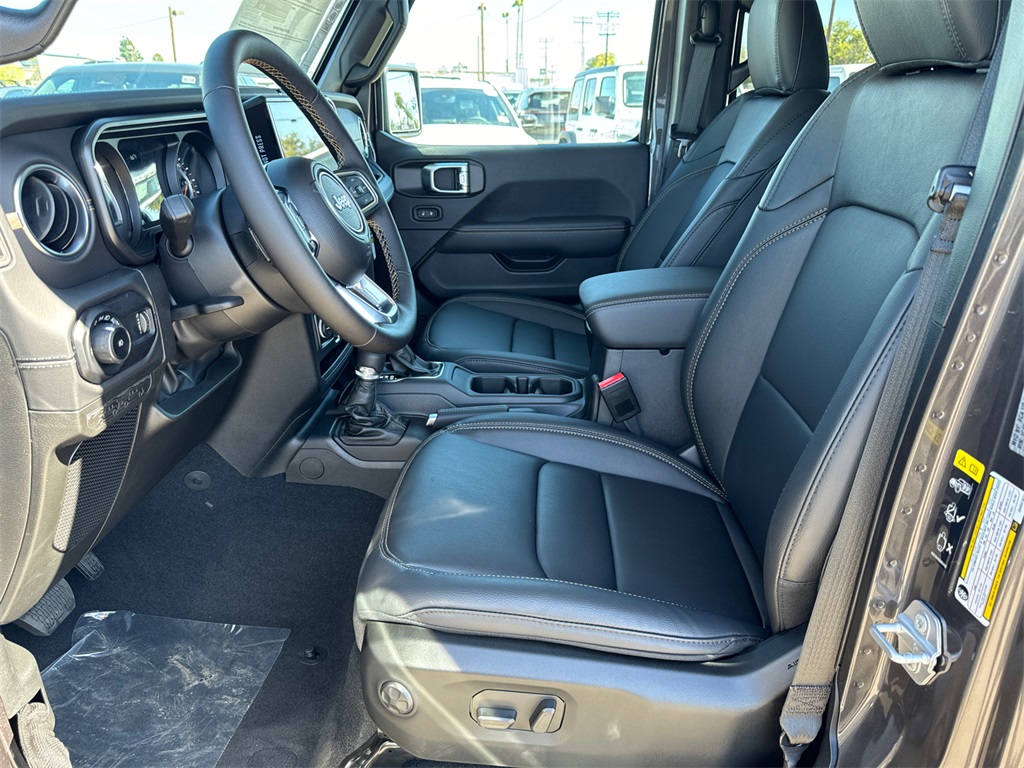 2025 Jeep Wrangler Sahara photo 23