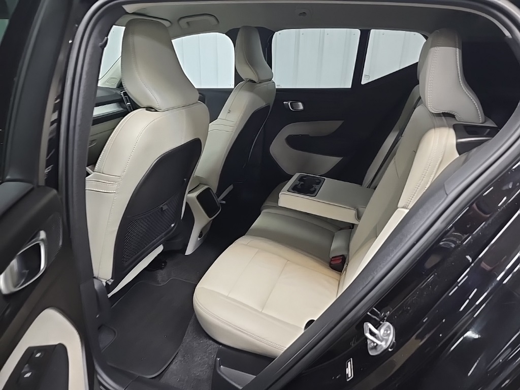 2022 Volvo XC40 Momentum photo 29
