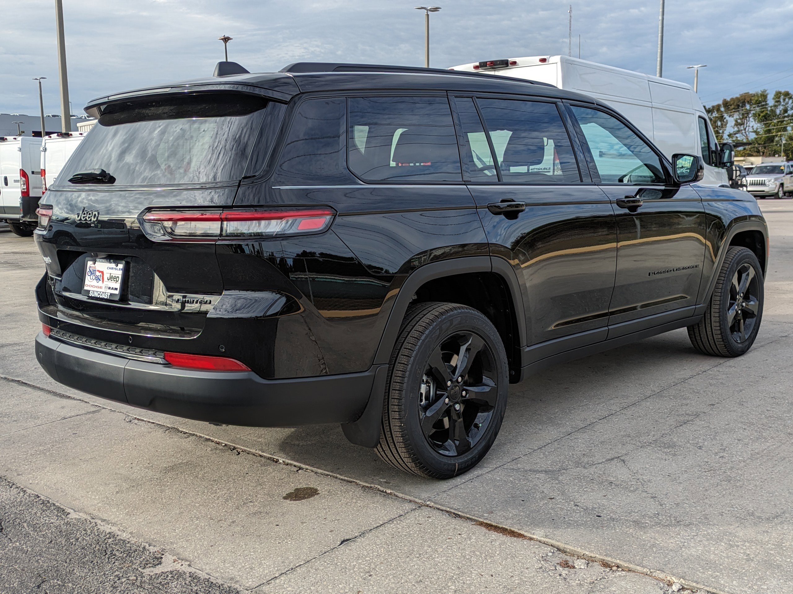 2025 Jeep Grand Cherokee Limited photo 3