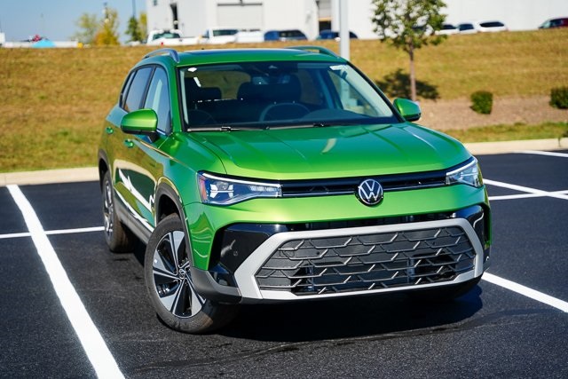 2025 Volkswagen Taos SE photo 2