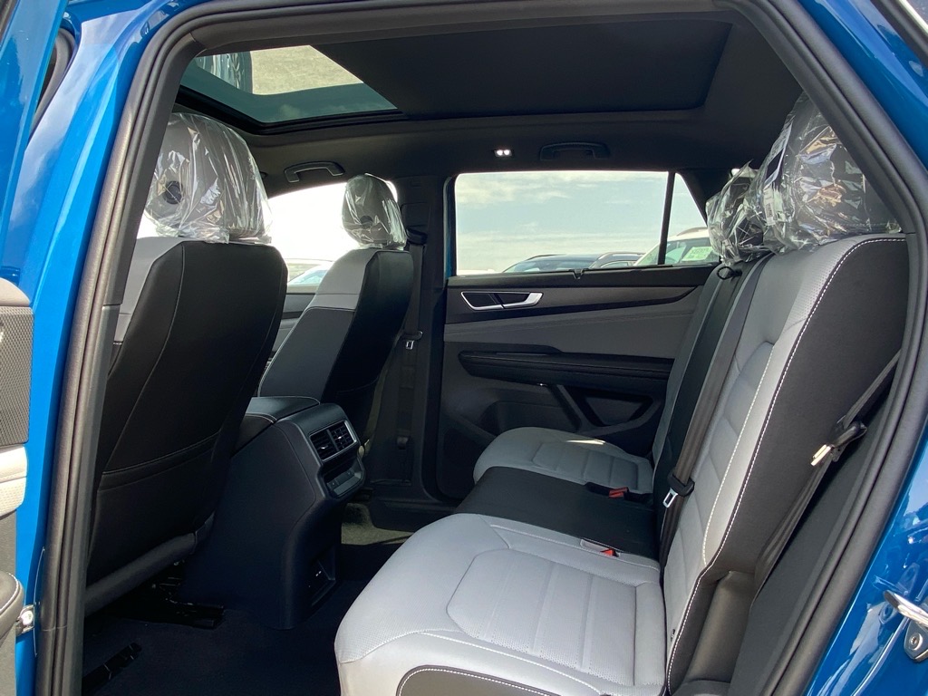 2025 Volkswagen Atlas Cross Sport SEL R-Line photo 7