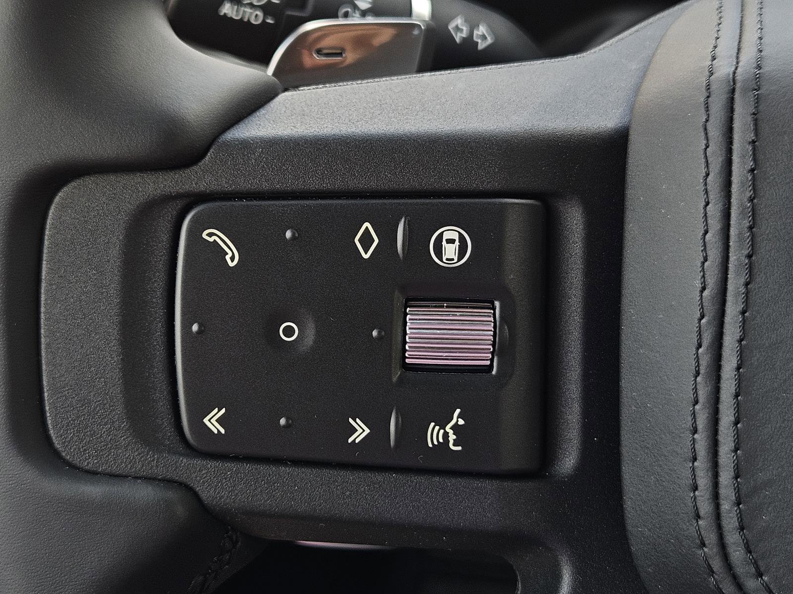 2025 Land Rover Defender 110 V8 photo 15