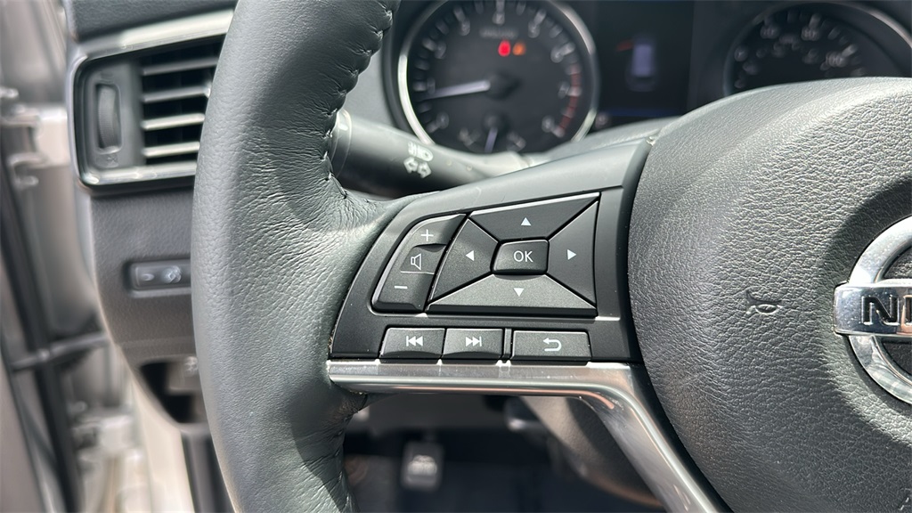 2018 Nissan Rogue SV photo 18