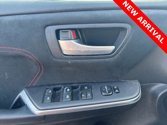 2016 Toyota Camry XSE photo 13