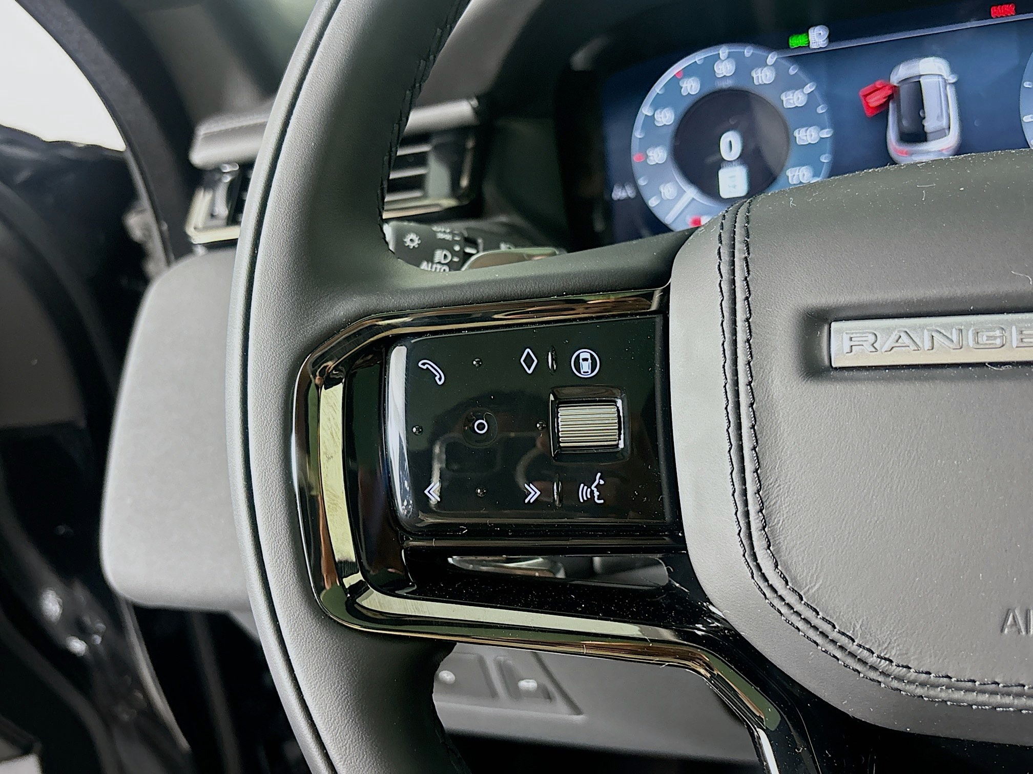 2026 Land Rover Range Rover Velar SE photo 10