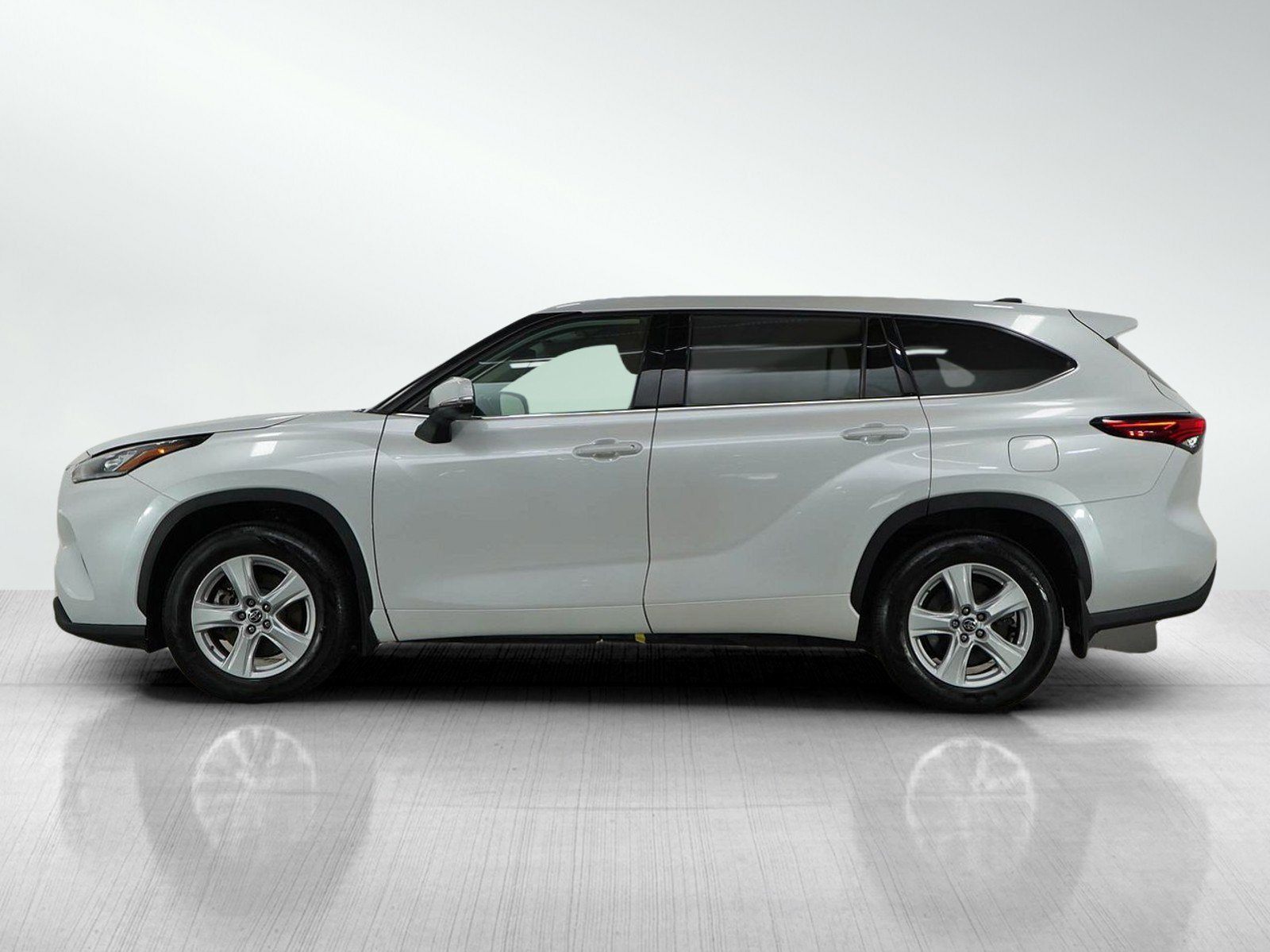 Used 2022 Toyota Highlander LE with VIN 5TDBZRBHXNS183417 for sale in Bloomington, Minnesota