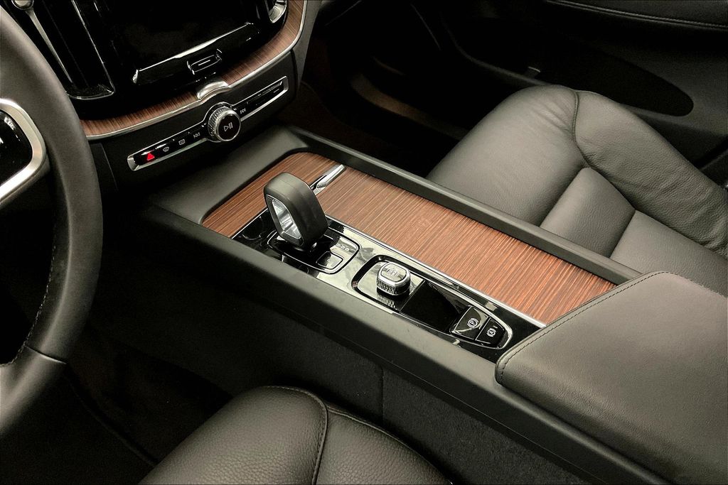 2023 Volvo XC60 B5 Plus photo 13