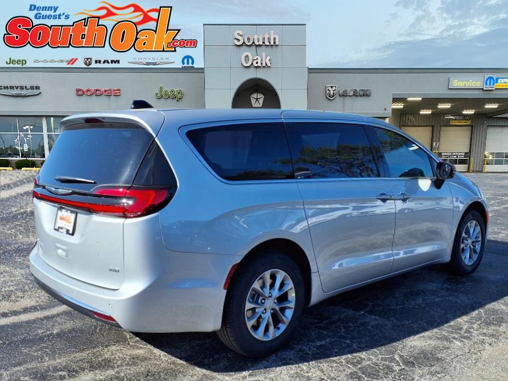 2026 Chrysler Pacifica photo 3