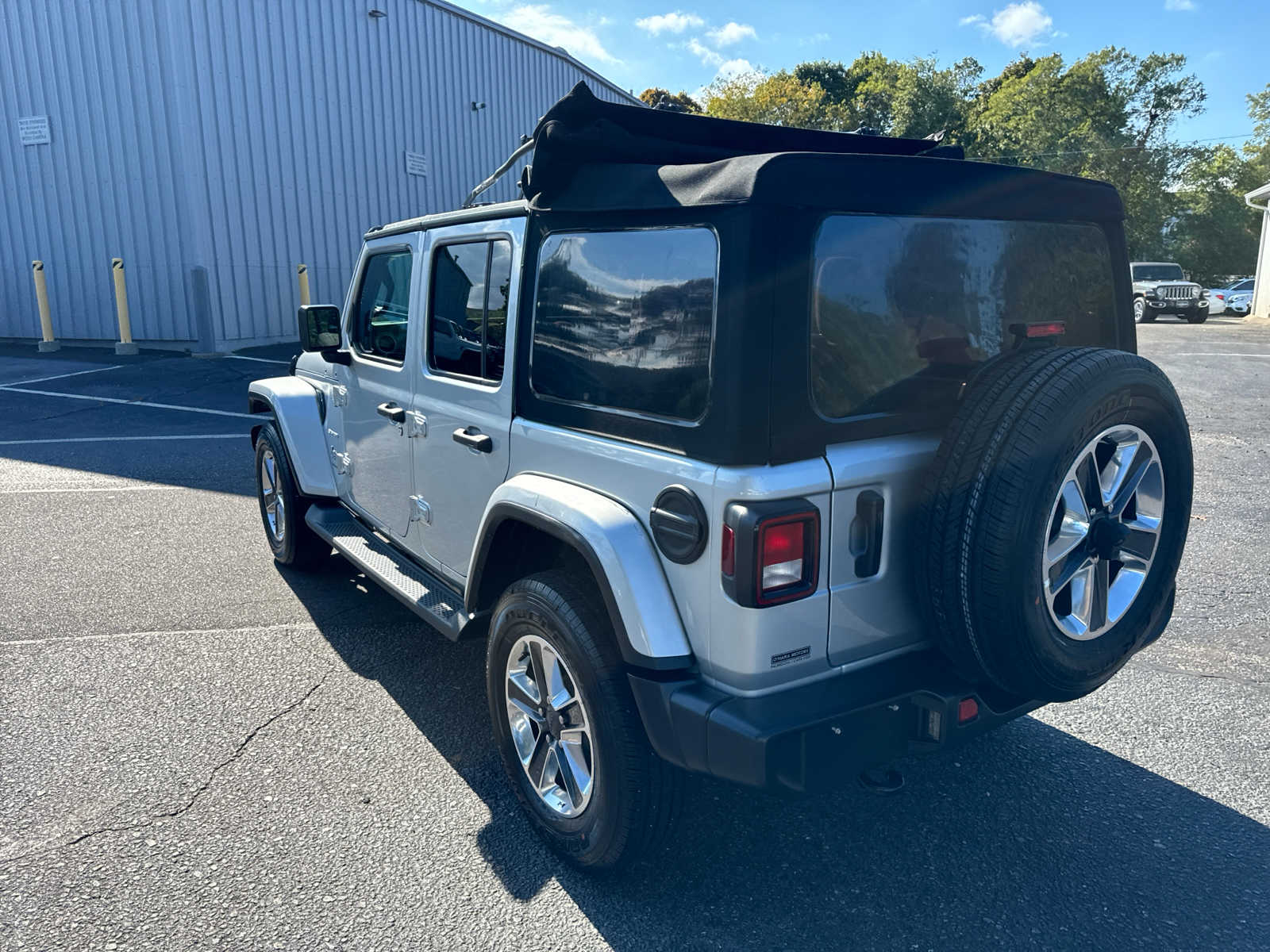 2023 Jeep Wrangler Sahara photo 2