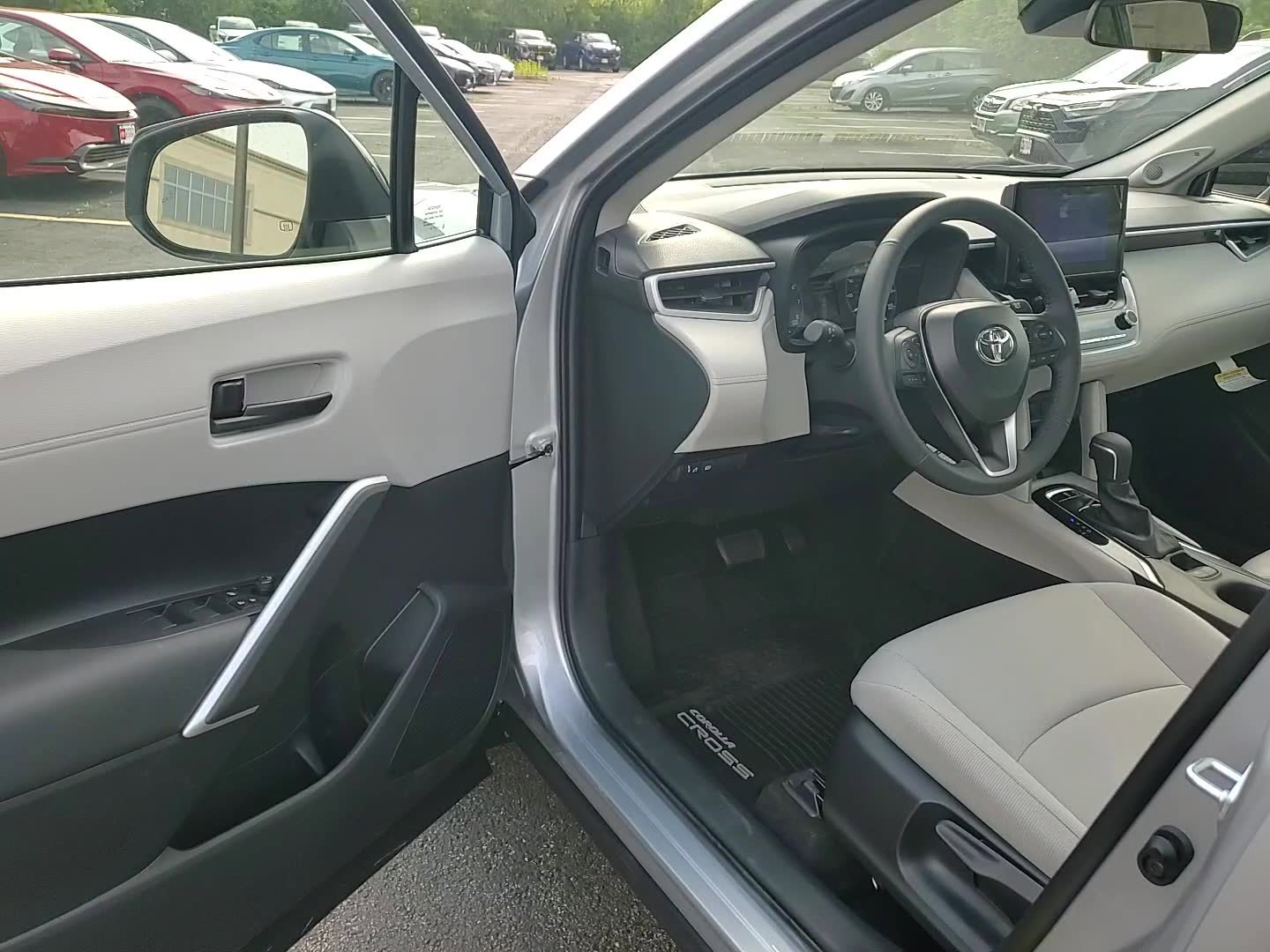 2025 Toyota Corolla Cross LE photo 12