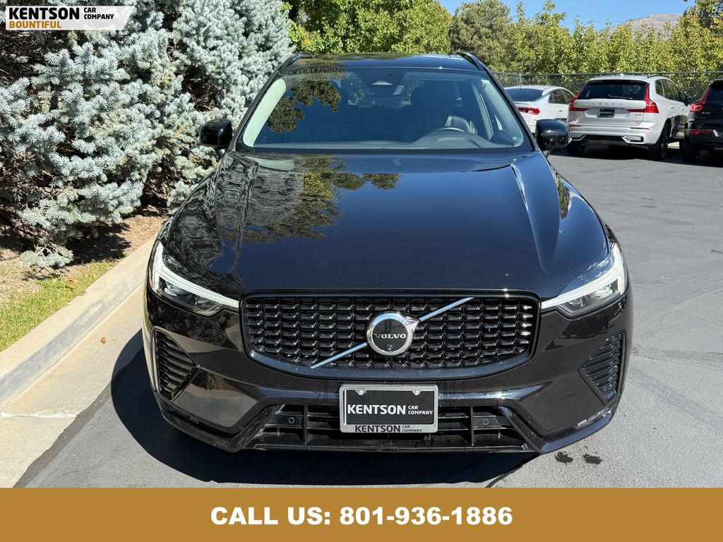 2025 Volvo XC60 B5 Plus photo 2
