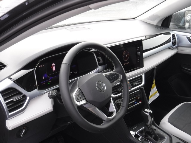 2025 Volkswagen Taos SE photo 12