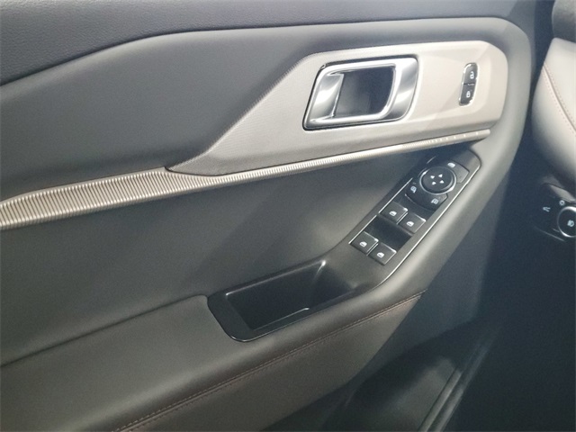 2025 Ford Explorer photo 28