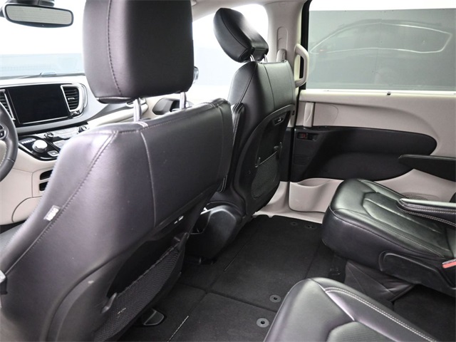 2022 Chrysler Pacifica Touring L photo 9