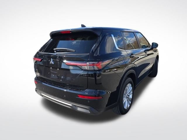 2025 Mitsubishi Outlander ES photo 4