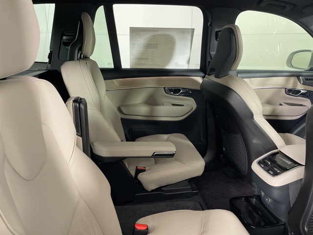 2025 Volvo XC90 B5 AWD Plus photo 16