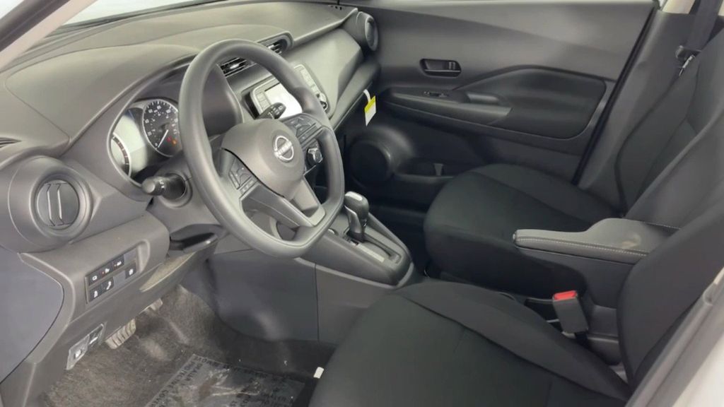 2025 Nissan Kicks Play S photo 11