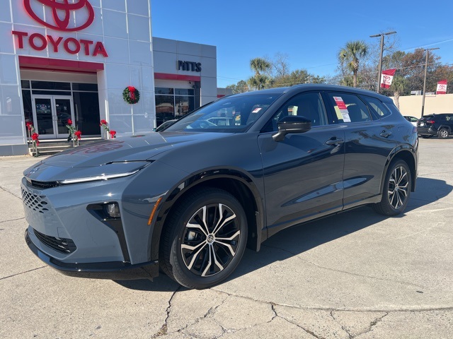 2025 Toyota Crown Signia XLE's photo