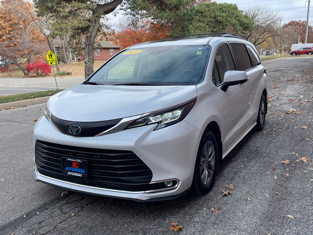 2023 Toyota Sienna XLE's photo