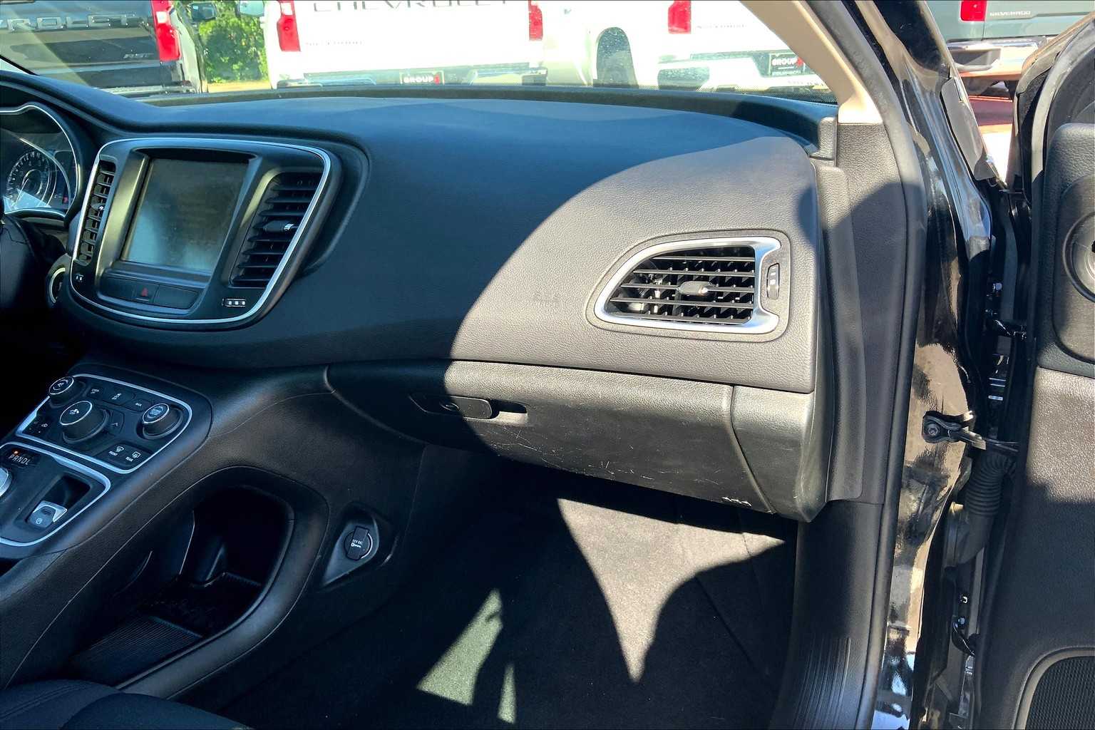 2016 Chrysler 200 Limited photo 18