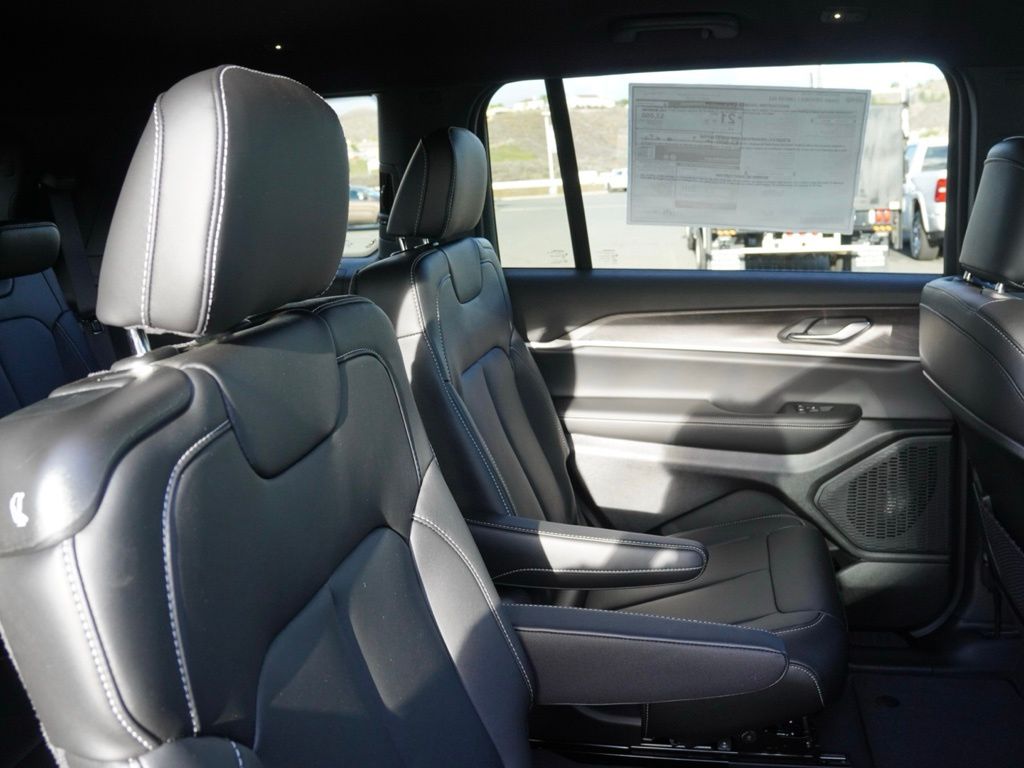 New 2025 Bright White Clear-Coat Exterior Paint Jeep Limited Black Appearance Edition image 26