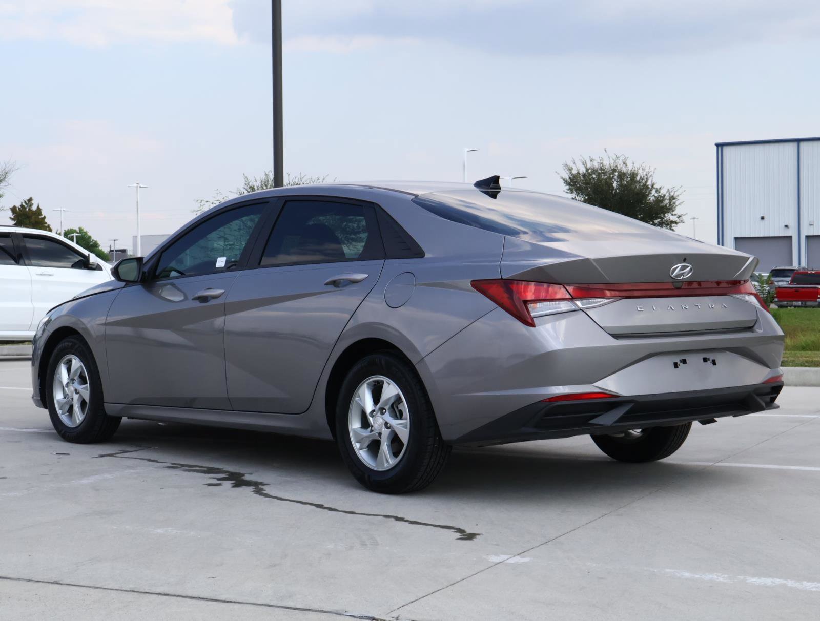 2023 Hyundai Elantra SE photo 3