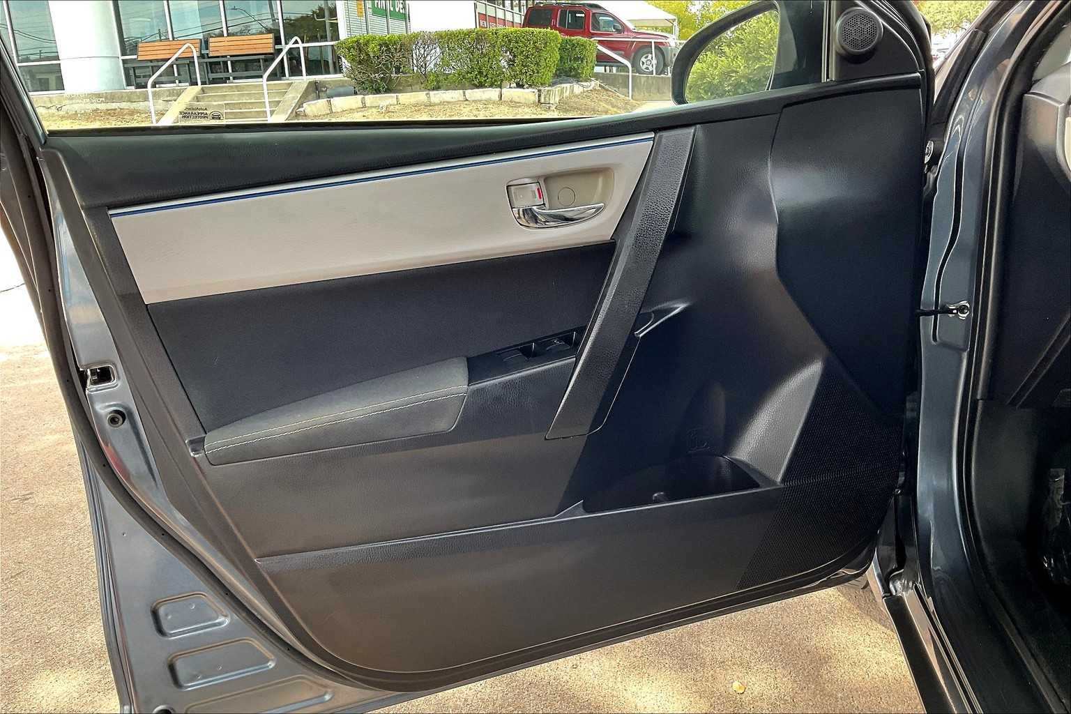 2016 Toyota Corolla LE photo 17