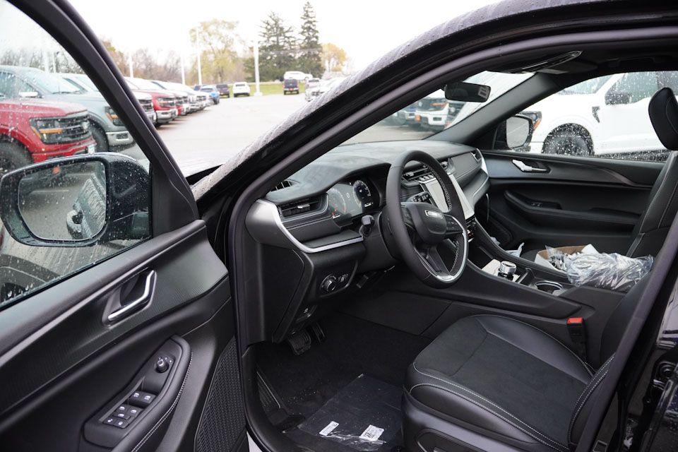 2025 Jeep Grand Cherokee Altitude X photo 2