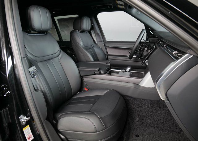 2025 Land Rover Range Rover SE photo 2
