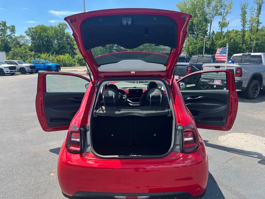 2024 Fiat 500e Red photo 7