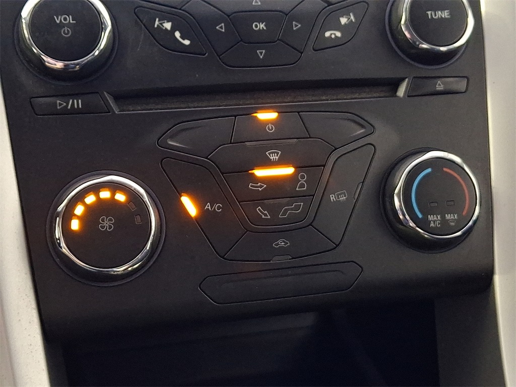 2015 Ford Fusion SE photo 16